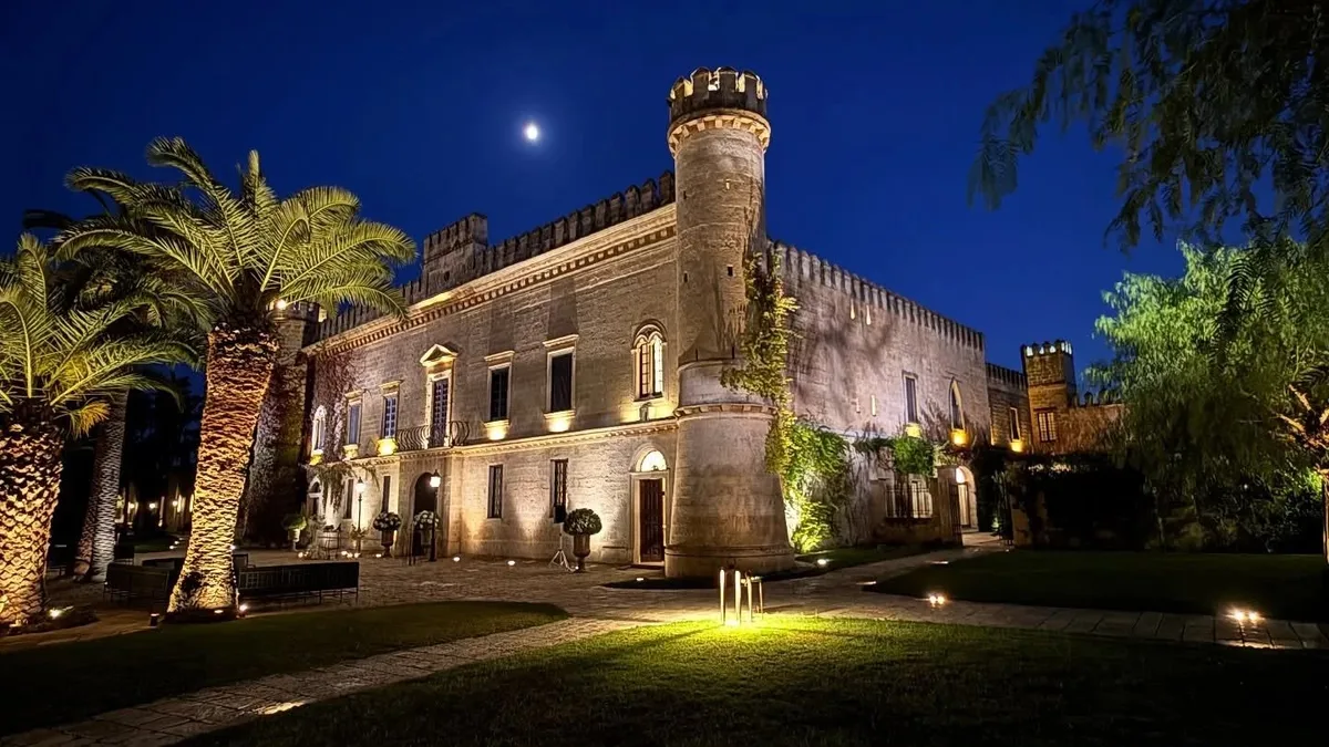 Castello Monaci illuminato di sera
