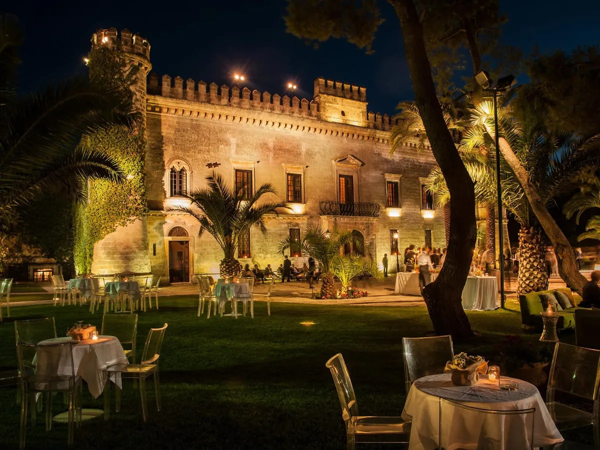 Il giardino di Castello Monaci con i tavoli all’aperto